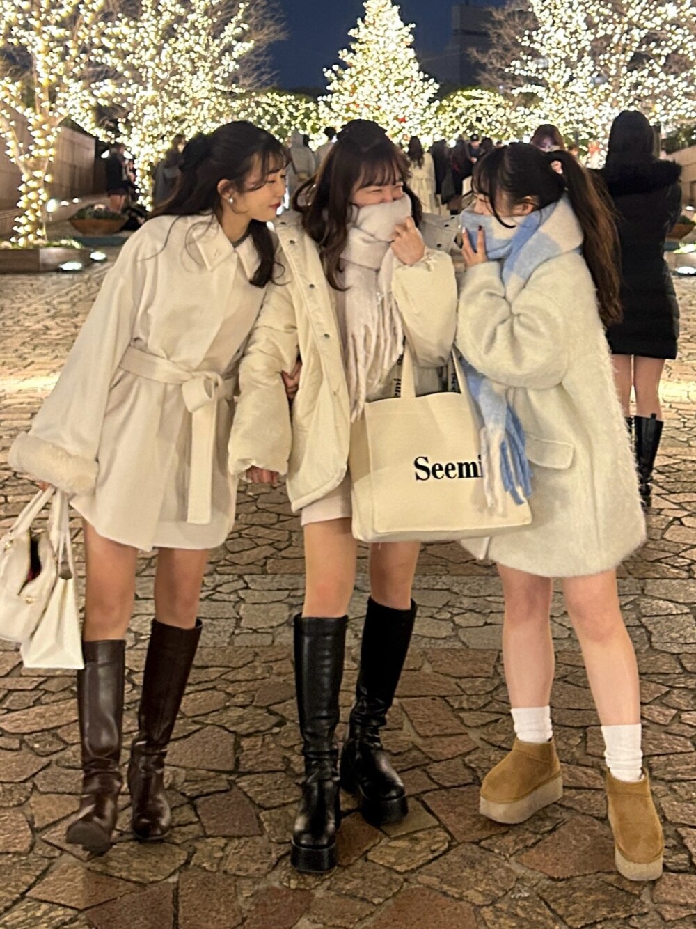 ホワイト系のダウンジャケット/コート、ホワイト系のステンカラーコート、ホワイト系のピーコートを着用したレディースの冬コーディネートの1枚目の写真