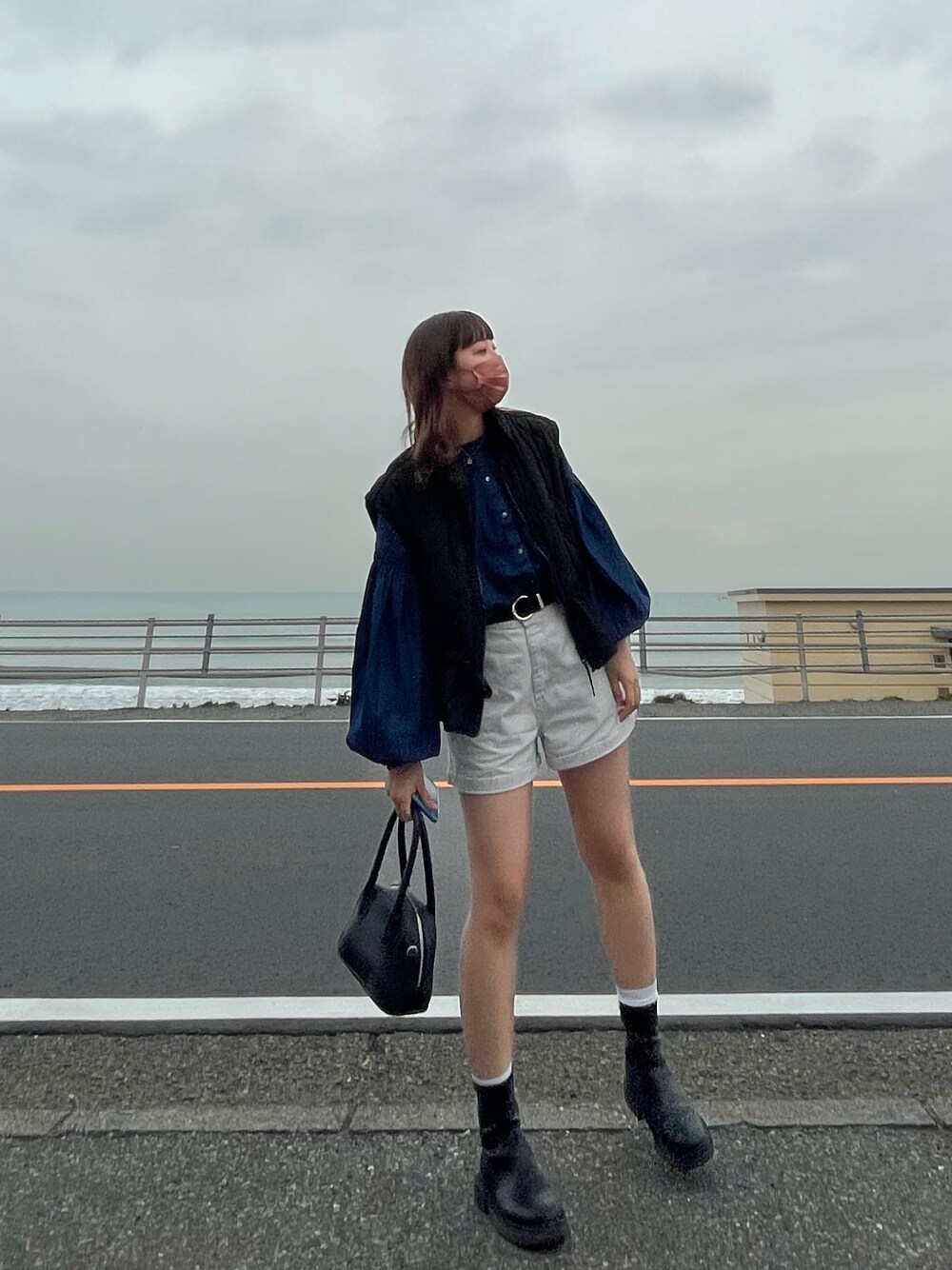 「デニムシャツ、キルティングベスト、海、休日コーデ、おしゃれさんと繋がりたい、低身長女子、春コーデ、シンプルおしゃれが好き」｜「Green　Parksのアイテム（シャツ/ブラウス、ブルー系）」を使った、ももかさん（レディース・156cm）の春コーディネートの1枚目の写真
