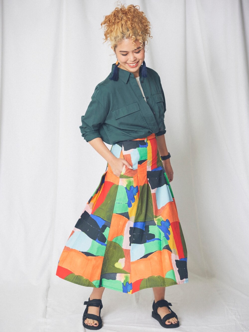 ホワイト系のTシャツ/カットソー、グリーン系のシャツ/ブラウス、ブラック系のサンダルを着用したレディースの夏コーディネートの1枚目の写真