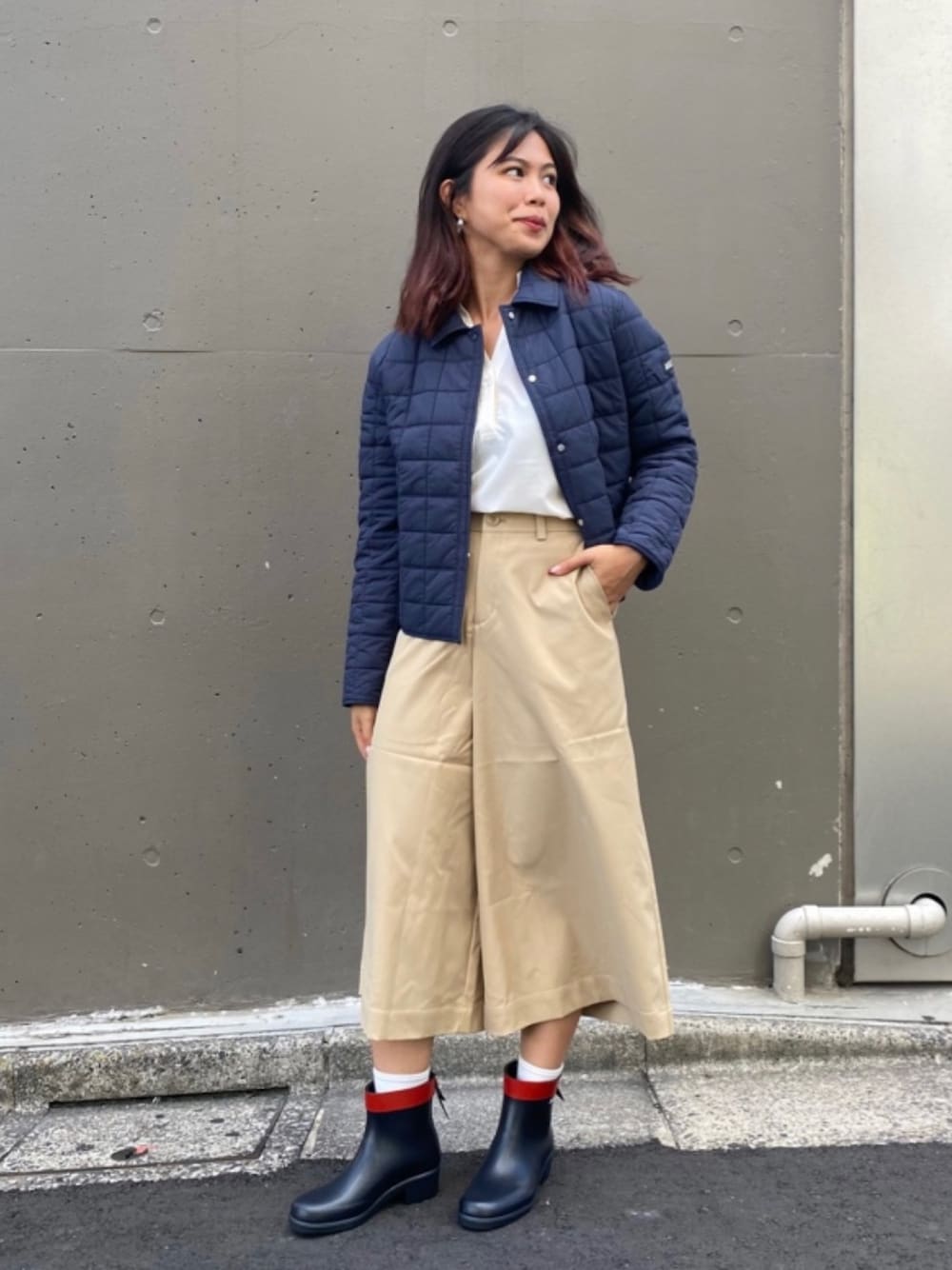 ベージュ系のその他パンツ、ブルー系のブーツ、ホワイト系のシャツ/ブラウスを着用したレディースの秋コーディネートの1枚目の写真