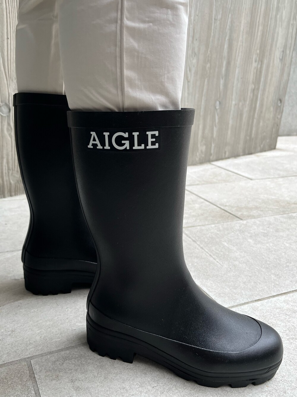 ホワイト系のその他パンツ、ホワイト系のマウンテンパーカー、ホワイト系のTシャツ/カットソーを着用したレディースの春コーディネートの5枚目の写真