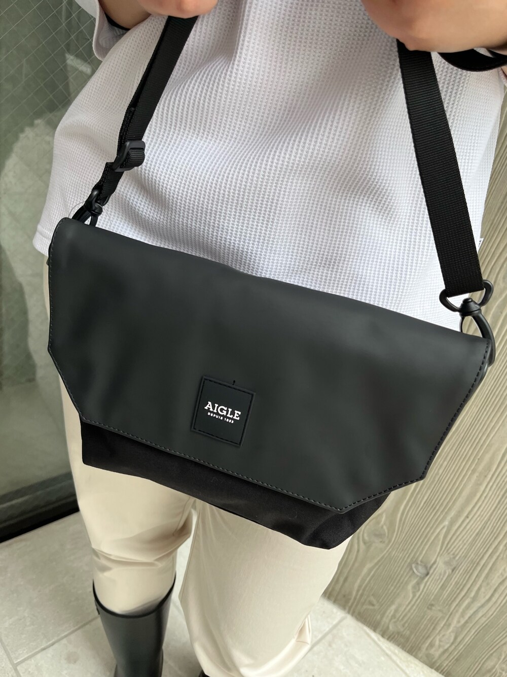 ホワイト系のその他パンツ、ホワイト系のマウンテンパーカー、ホワイト系のTシャツ/カットソーを着用したレディースの春コーディネートの4枚目の写真