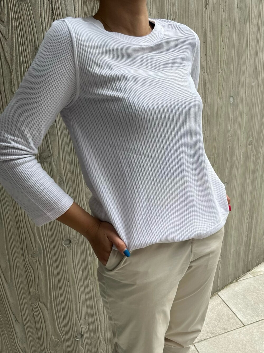 ホワイト系のその他パンツ、ホワイト系のマウンテンパーカー、ホワイト系のTシャツ/カットソーを着用したレディースの春コーディネートの3枚目の写真