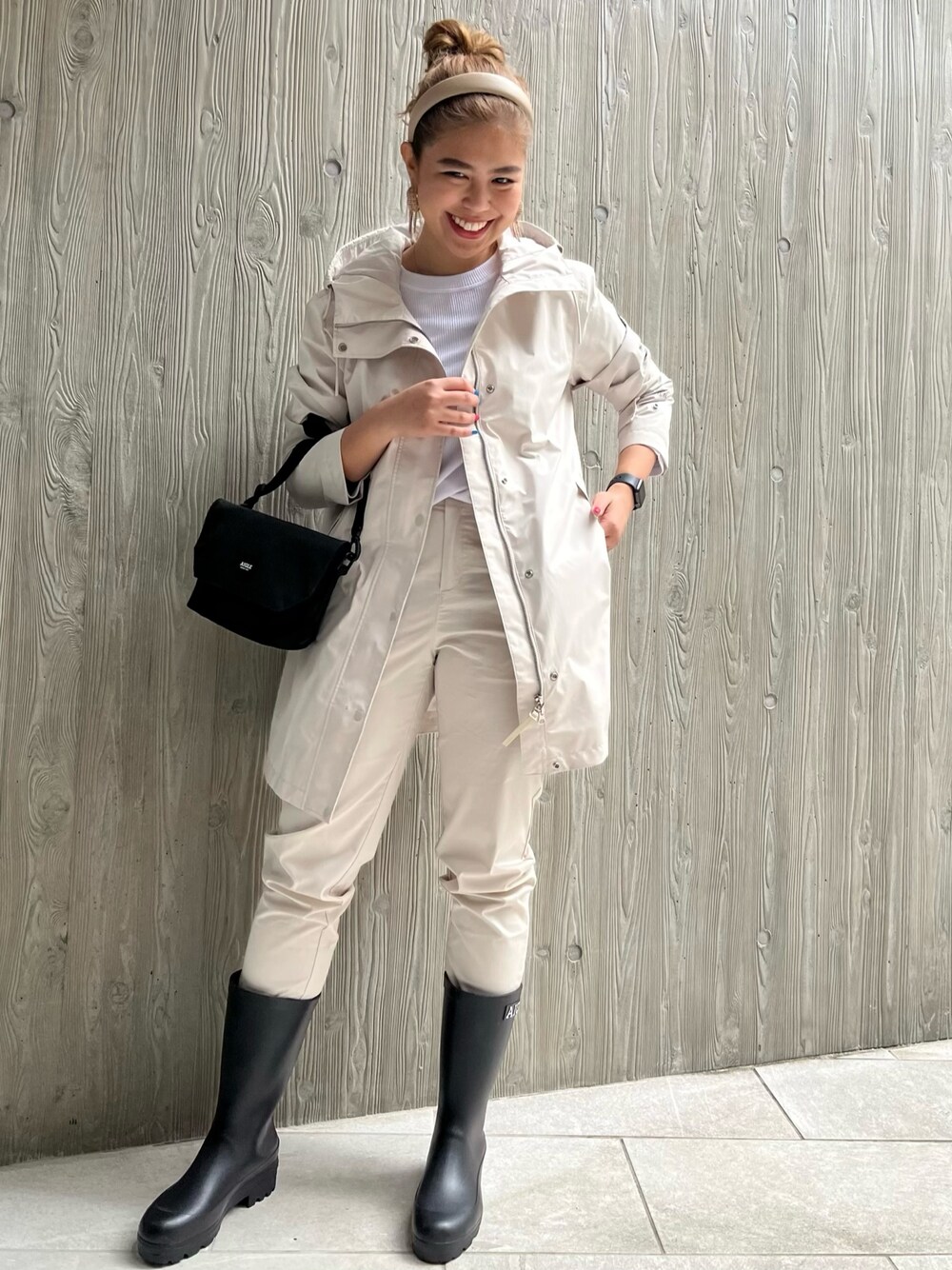 ホワイト系のその他パンツ、ホワイト系のマウンテンパーカー、ホワイト系のTシャツ/カットソーを着用したレディースの春コーディネートの2枚目の写真