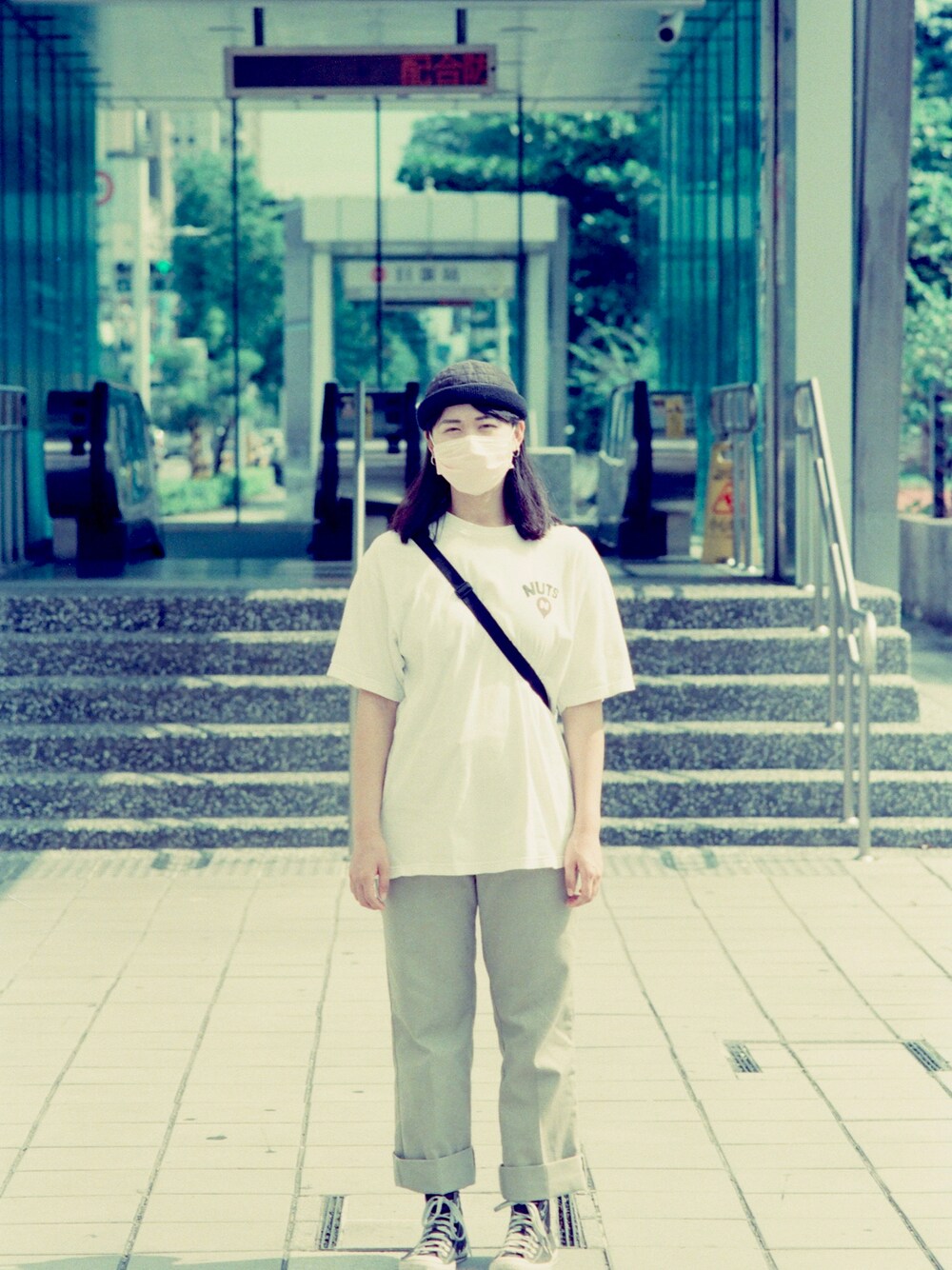 「Fuji 500T」｜「Nutsのアイテム（Tシャツ/カットソー、ホワイト系）」を使った、Sigrid Shiuさん（レディース・168cm）の春コーディネートの1枚目の写真