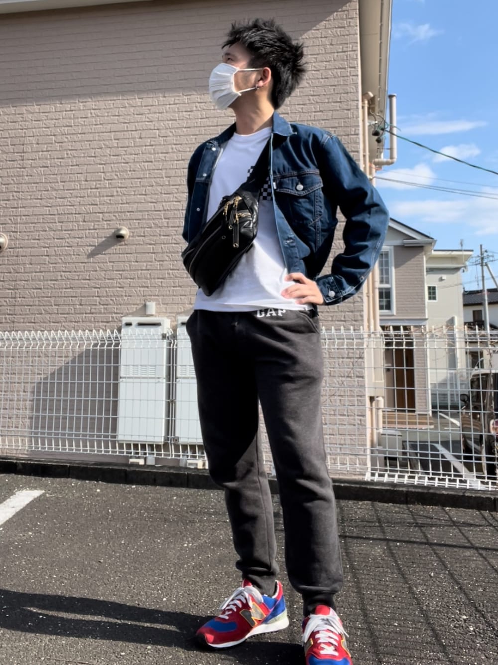 「はじめましてコーデ、春、今日のコーデ、低身長」｜「GAPのGapロゴ ジャカードジョガーパンツ（スウェットパンツ、ブラック系）」を使った、ngotchさん（メンズ・166cm）の春コーディネートの1枚目の写真