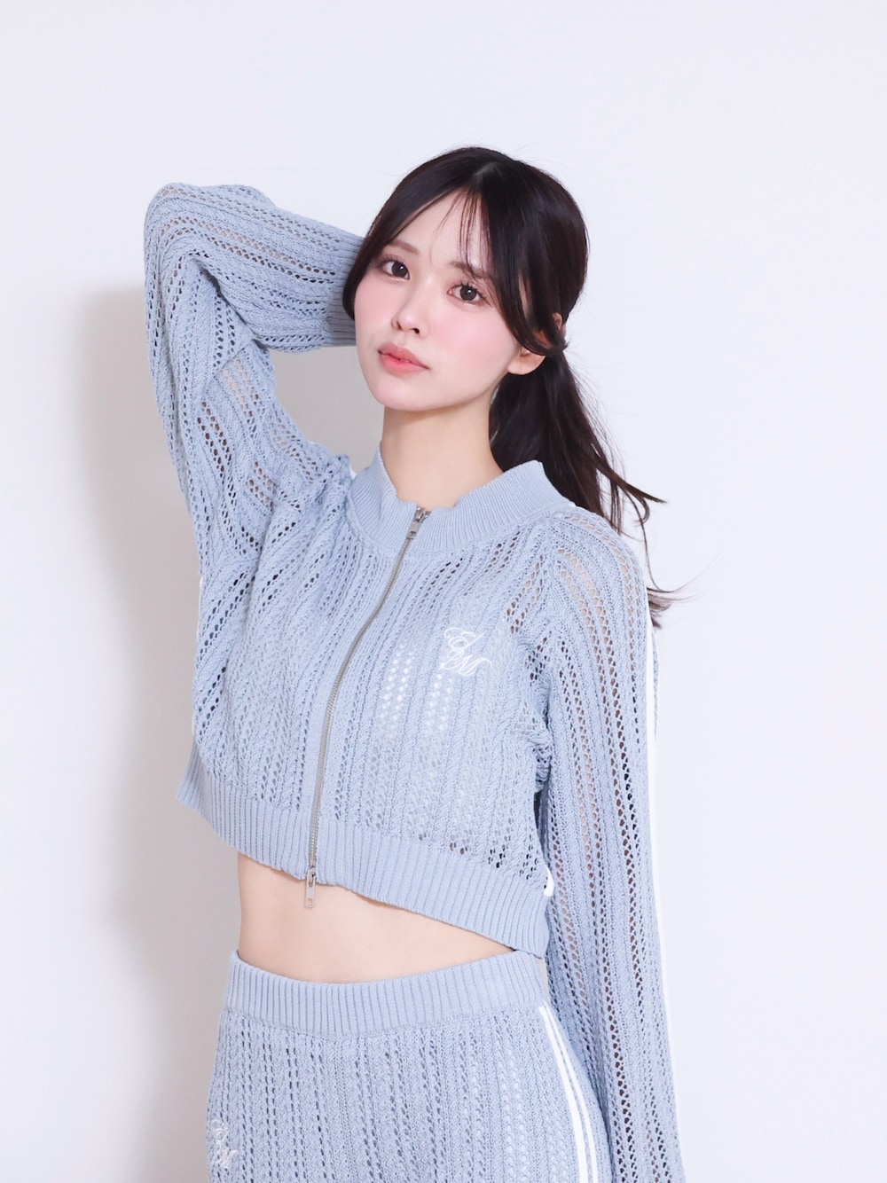 奈緒さんの「透かし編みラインニット（セットアップ可能）（EATME）」を使ったコーディネートの1枚目の写真