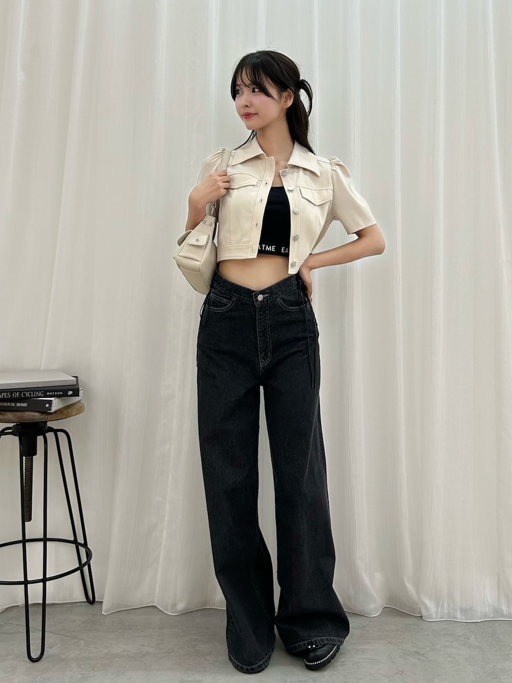 ブラック系のタンクトップ、ホワイト系のシャツ/ブラウス、ブラック系のデニムパンツを着用したレディースの夏コーディネートの1枚目の写真