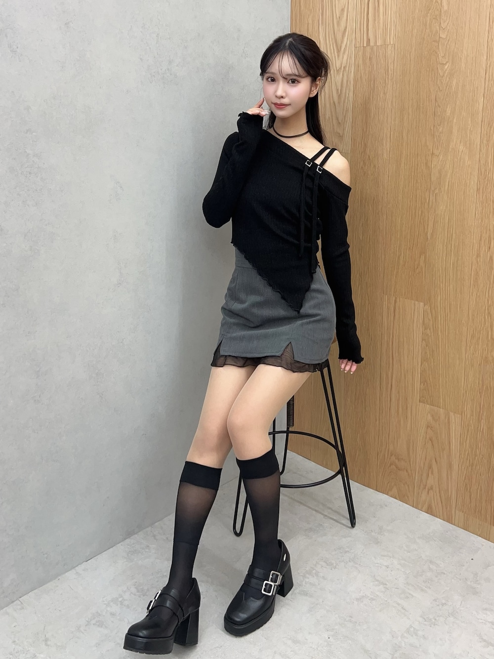 ブラック系のTシャツ/カットソー、グレー系のスカート、ブラック系のパンプスを着用したレディースの冬コーディネートの1枚目の写真