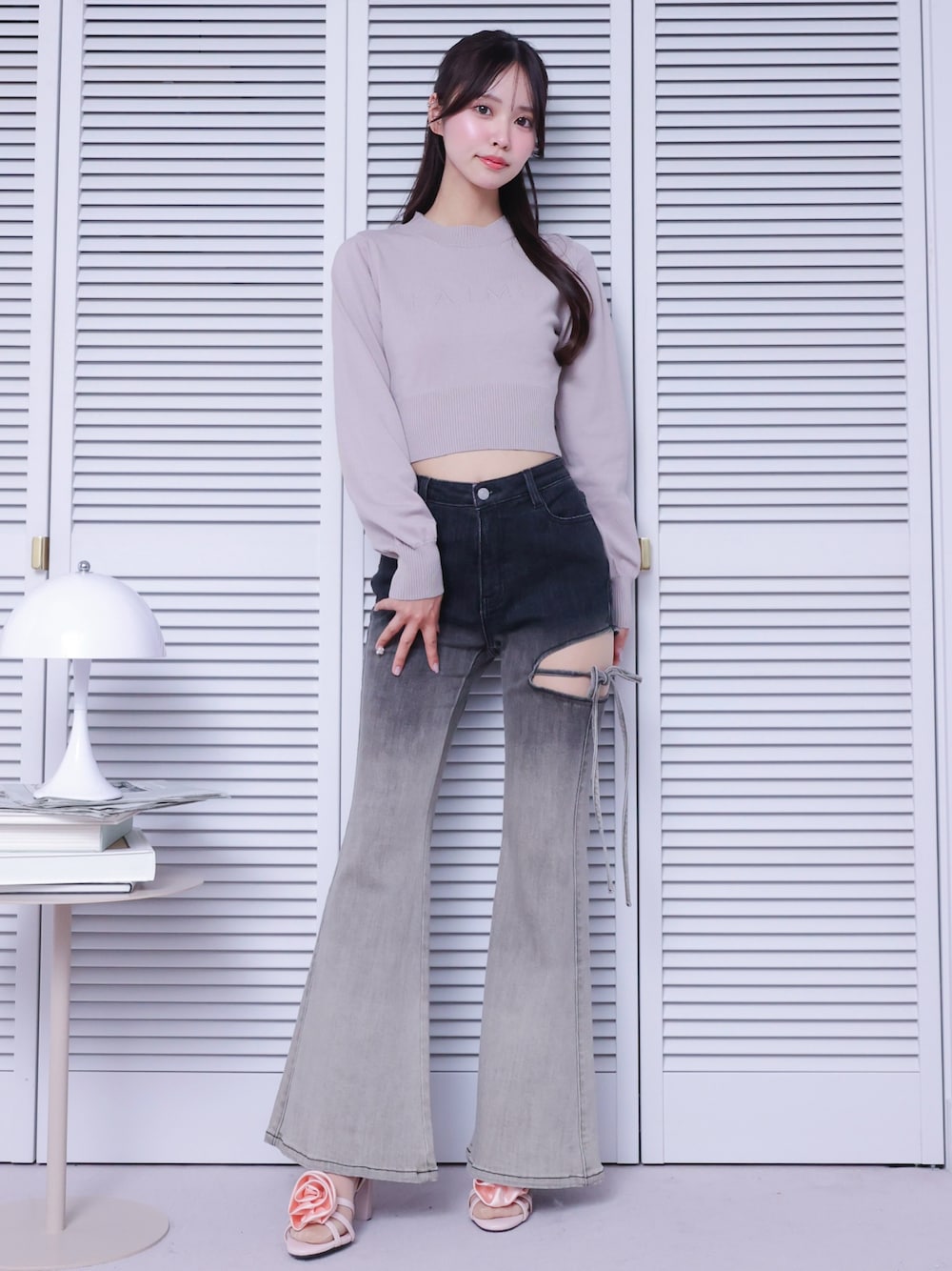 ブラック系のデニムパンツ、ピンク系のサンダル、ピンク系のニット/セーターを着用したレディースの春コーディネートの1枚目の写真