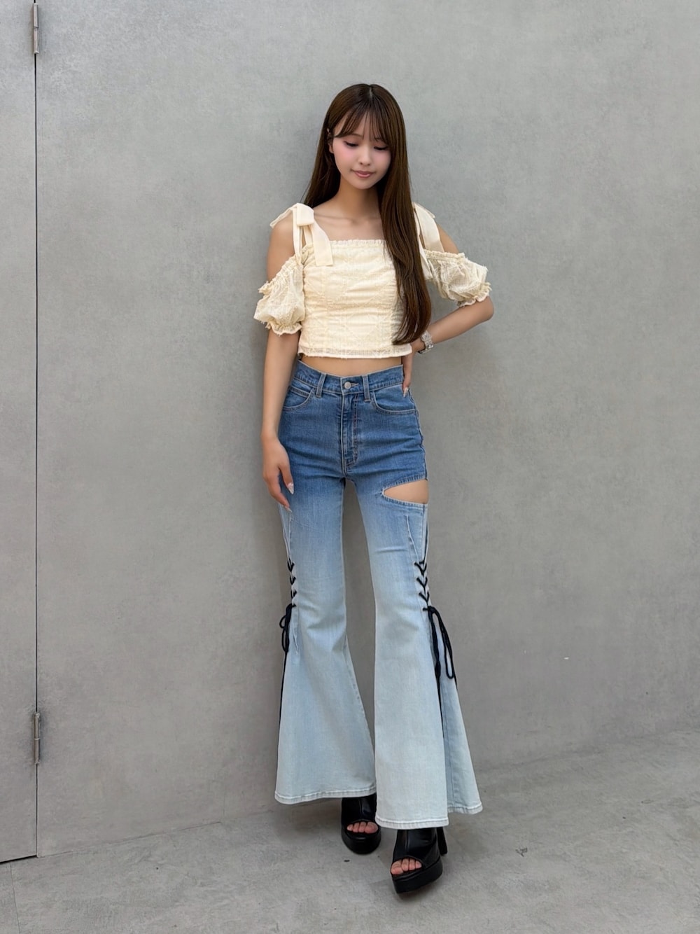その他のデニムパンツ、ブラック系のサンダル、ホワイト系のシャツ/ブラウスを着用したレディースの夏コーディネートの1枚目の写真