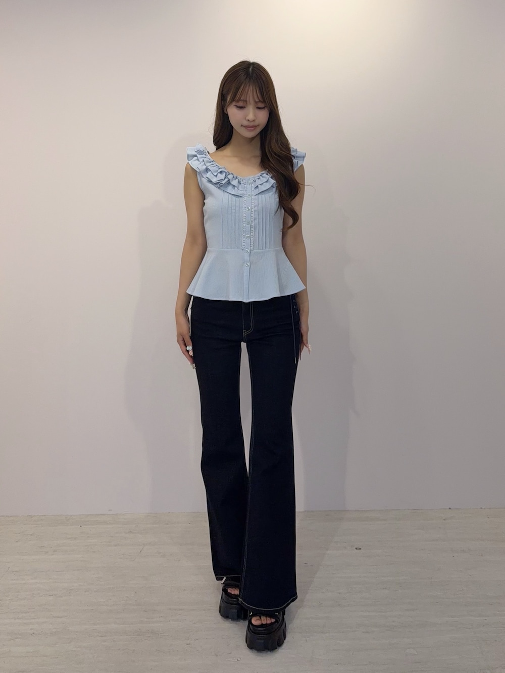 ブルー系のデニムパンツ、ブルー系のシャツ/ブラウス、ブラック系のサンダルを着用したレディースの夏コーディネートの1枚目の写真