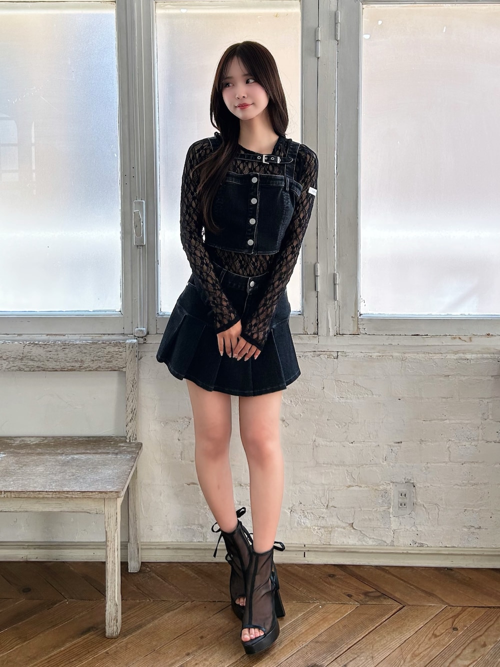 ブラック系のキャミソール、ブラック系のデニムスカート、ブラック系のTシャツ/カットソーを着用したレディースの春コーディネートの1枚目の写真