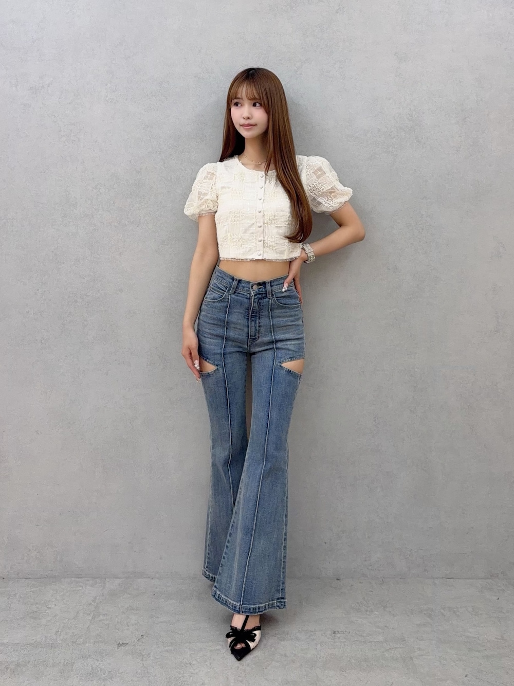 ブルー系のデニムパンツ、ホワイト系のシャツ/ブラウスを着用したレディースの夏コーディネートの1枚目の写真