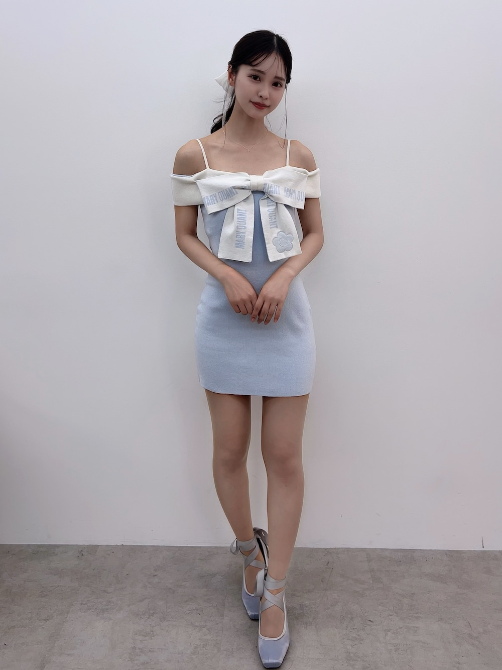 ブルー系のワンピース、ブルー系のパンプスを着用したレディースの春コーディネートの1枚目の写真