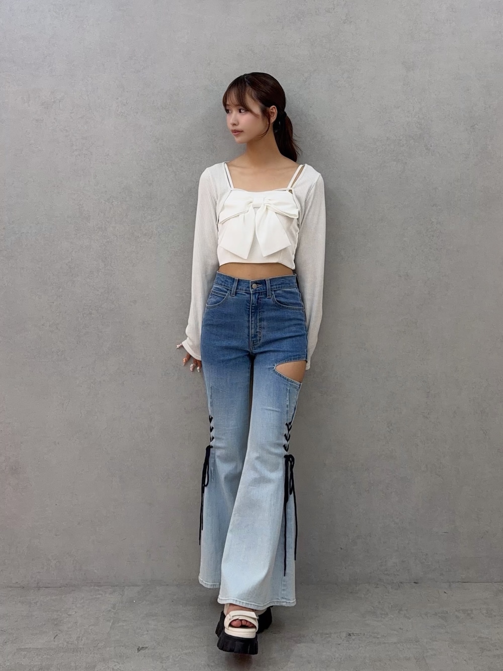 その他のデニムパンツ、ホワイト系のシャツ/ブラウス、ホワイト系のサンダルを着用したレディースの夏コーディネートの1枚目の写真