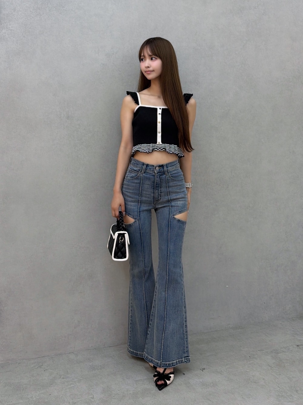 ブルー系のデニムパンツ、ブラック系のキャミソールを着用したレディースの夏コーディネートの1枚目の写真