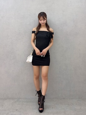 「EATME（イートミー）のシングルリボンオフショルワンピース（ワンピース、ブラック系）」を使った、奈緒さん（レディース・162cm）の夏コーディネート