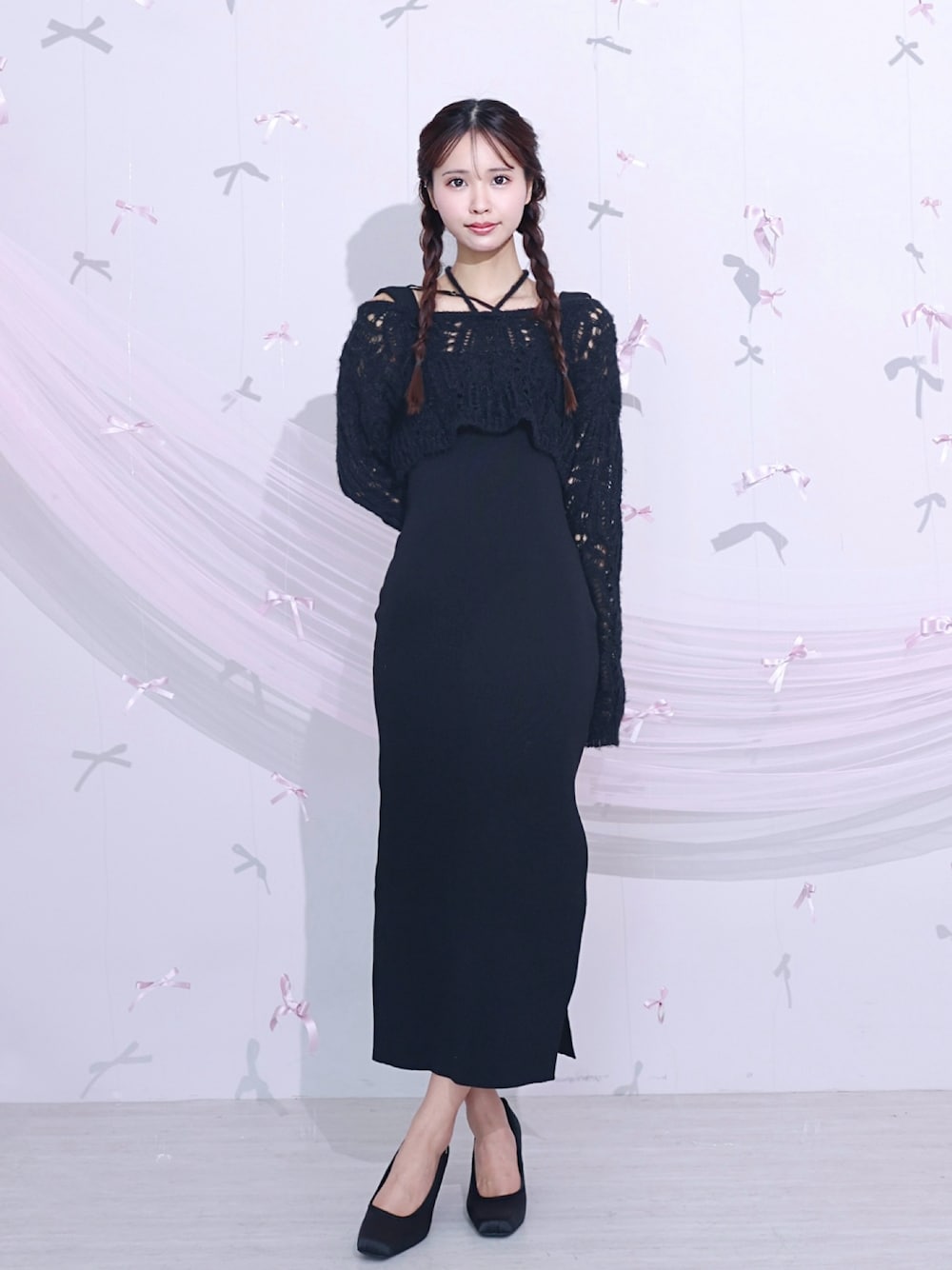 ブラック系のワンピース、ブラック系のパンプスを着用したレディースの秋コーディネートの1枚目の写真