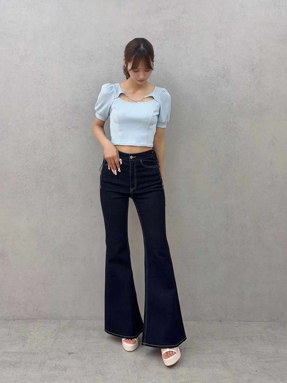 ブルー系のデニムパンツ、ブルー系のTシャツ/カットソー、ホワイト系のサンダルを着用したレディースの夏コーディネートの1枚目の写真
