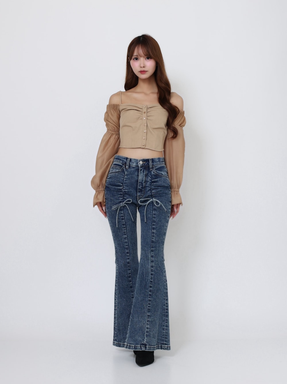ブラック系のブーツ、ブルー系のデニムパンツ、イエロー系のシャツ/ブラウスを着用したレディースの秋コーディネートの1枚目の写真