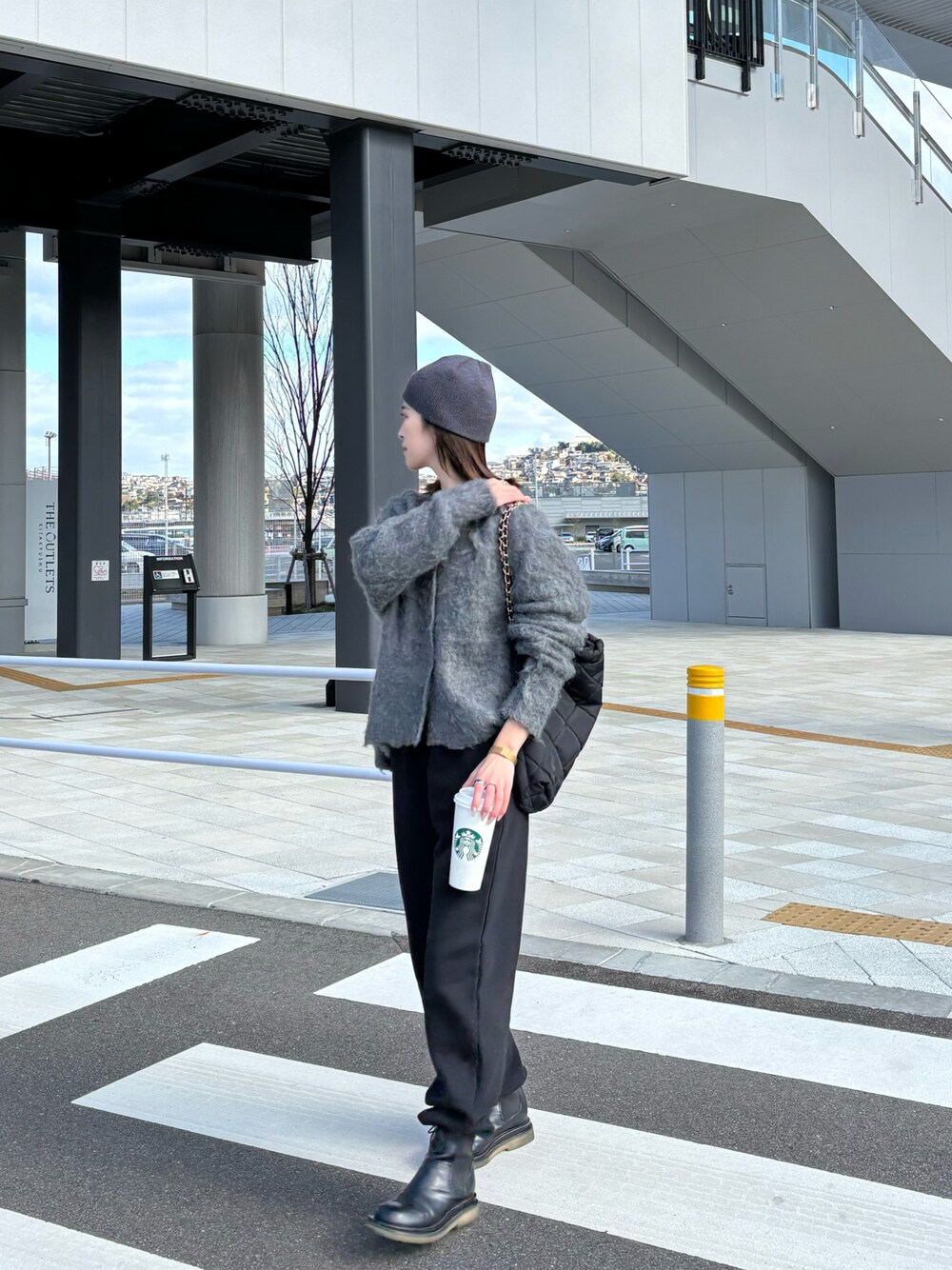 「おでかけコーデ、冬ファッション、スウェット、スウェットパンツ、スウェットコーデ、お洒落さんとつながりたい、大人っぽコーデ、カーディガン、シャギーニット、ストリート、ストリートMIX、キルティング、ビーニー帽、ビーニー、ニット帽」｜「ThevonのシャギーVネックカーディガン（カーディガン/ボレロ、グレー系）」を使った、umiremi03さん（レディース・162cm）の冬コーディネートの1枚目の写真