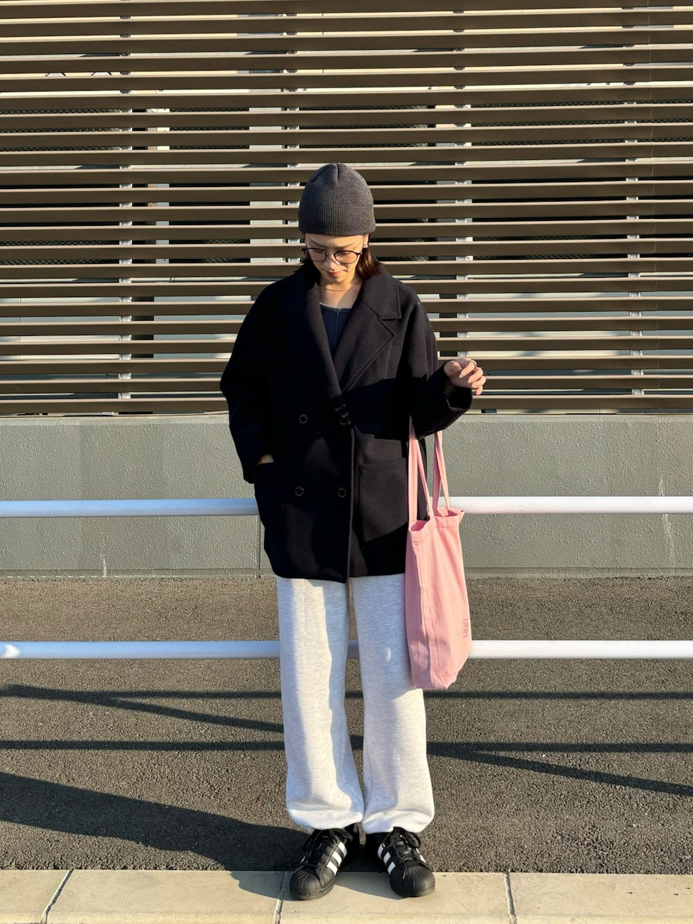 「ファッションを楽しもう、秋冬コーデ、大人カジュアル、おでかけコーデ、シンプルコーデ、今日のコーデ、秋カラー、パンツスタイル、プチプラ、スウェット、スウェットパンツ、スウェットコーデ、シティーガール、スポーツミックス、ジャケット」｜「Thevonのフェイクウールダブルジャケット（テーラードジャケット、ブルー系）」を使った、umiremi03さん（レディース・162cm）の秋コーディネートの1枚目の写真