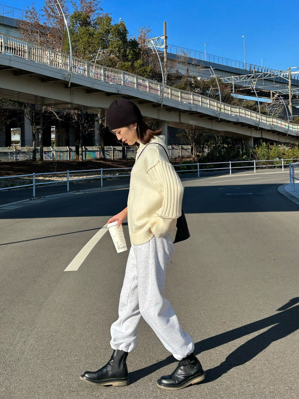 「ゆるコーデ、おでかけコーデ、冬ファッション、スウェット、スウェットパンツ、リブニット、ニット、ハイネック、サイドゴアブーツ、ブーツ、ストリートMIX、大人っぽコーデ、プチプラコーデ、パンツスタイル、高身長女子」｜「U.S. POLO ASSN.の裏起毛スウェットパンツ（スウェットパンツ、グレー系）」を使った、umiremi03さん（レディース・162cm）の冬コーディネートの1枚目の写真