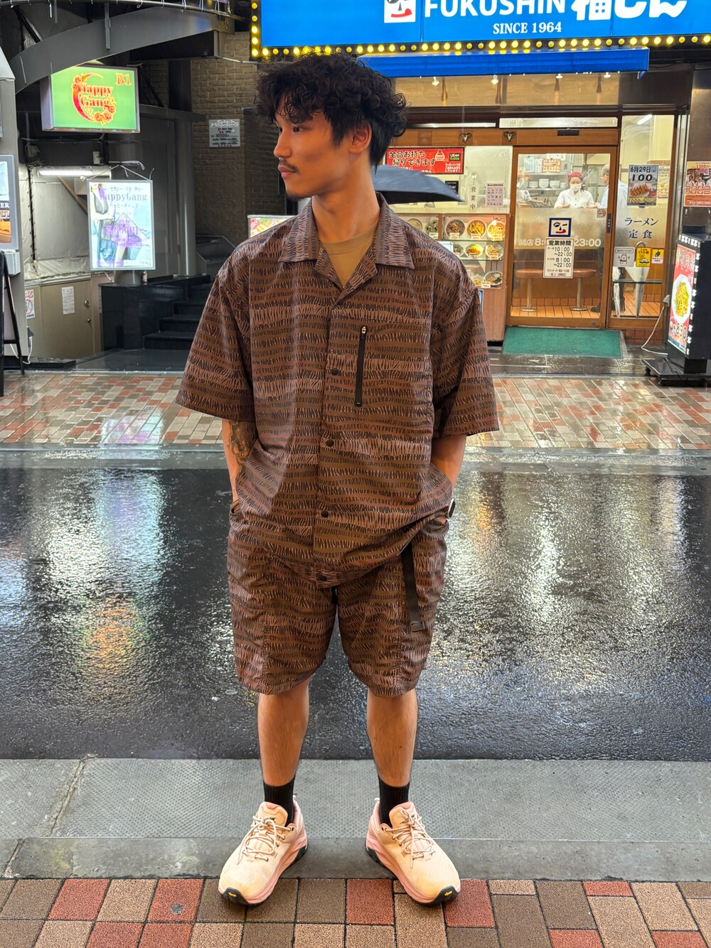 ブラウン系のシャツ/ブラウス、ブラウン系のその他パンツを着用したメンズの夏コーディネートの1枚目の写真