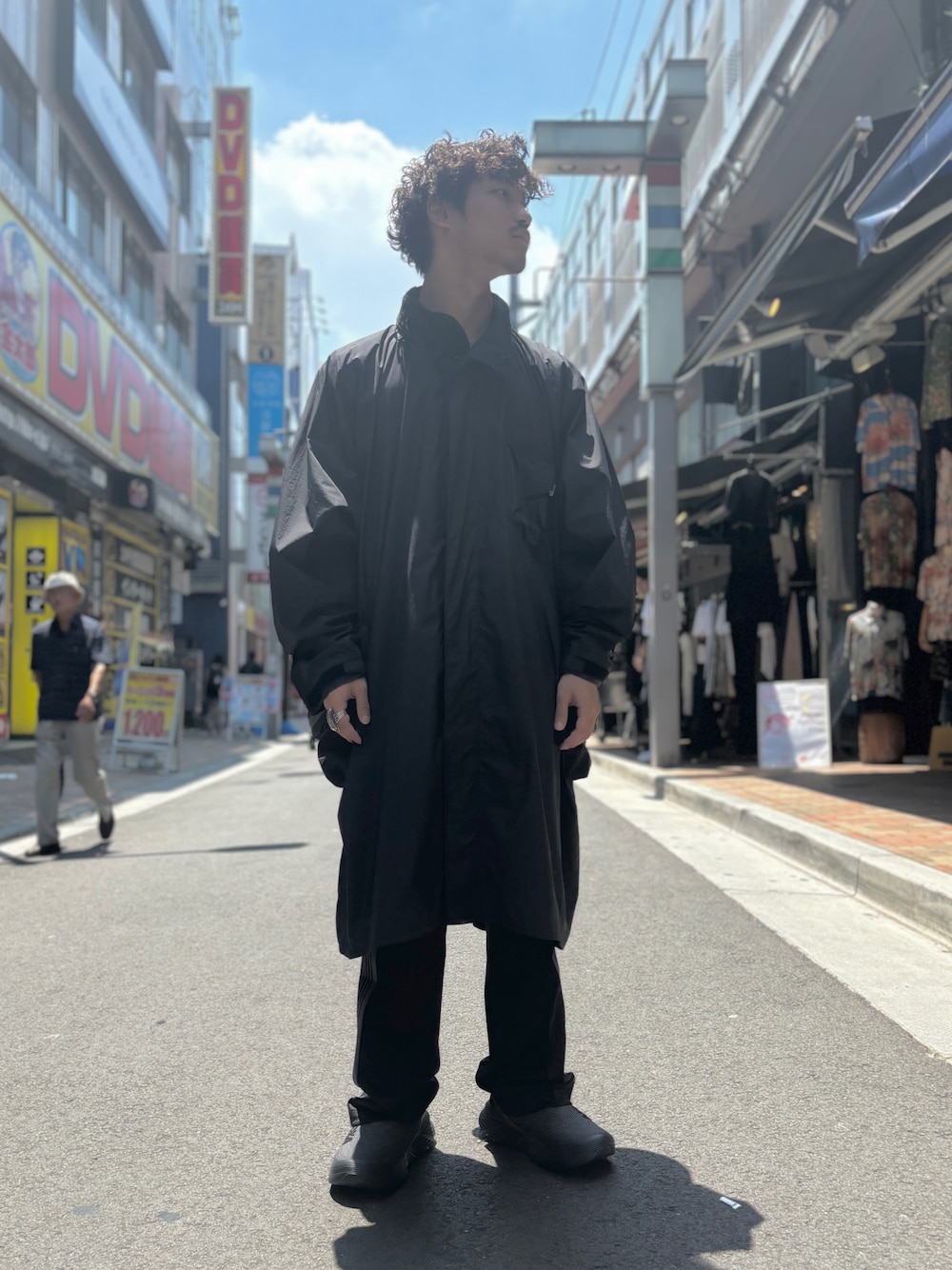 「ブラック、ブラックコーデ、ジャージ、トラックパンツ、NEEDLES、雨、夏コーデ、低身長、雨の日コーデ、アクティブ」｜「HOKAのHOKA ONE ONE / ホカ オネオネ　Restore TC リストアーティーシー　ユニセックス（サンダル、ブラック系）」を使った、スバルさん（メンズ・165cm）の夏コーディネートの1枚目の写真