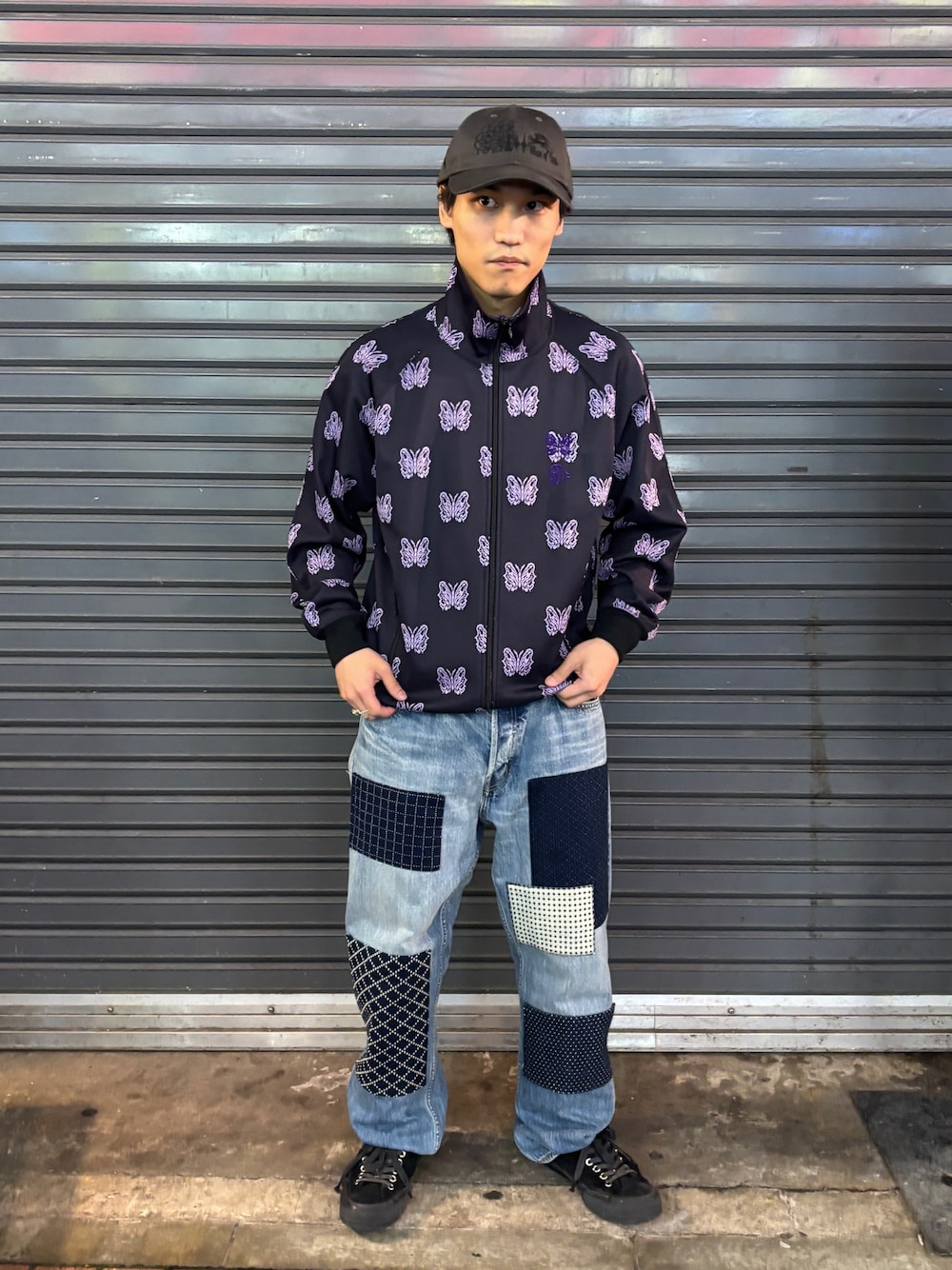 「デニム、デニムパンツ、デニムコーデ、低身長、低身長コーデ、トラックジャケット、キャップ、春夏、春夏コーデ、春、春コーデ」｜「FDMTLのFDMTL/ファンダメンタル  別注CLASSIC DENIM CS119（デニムパンツ、その他）」を使った、スバルさん（メンズ・165cm）の春コーディネートの1枚目の写真