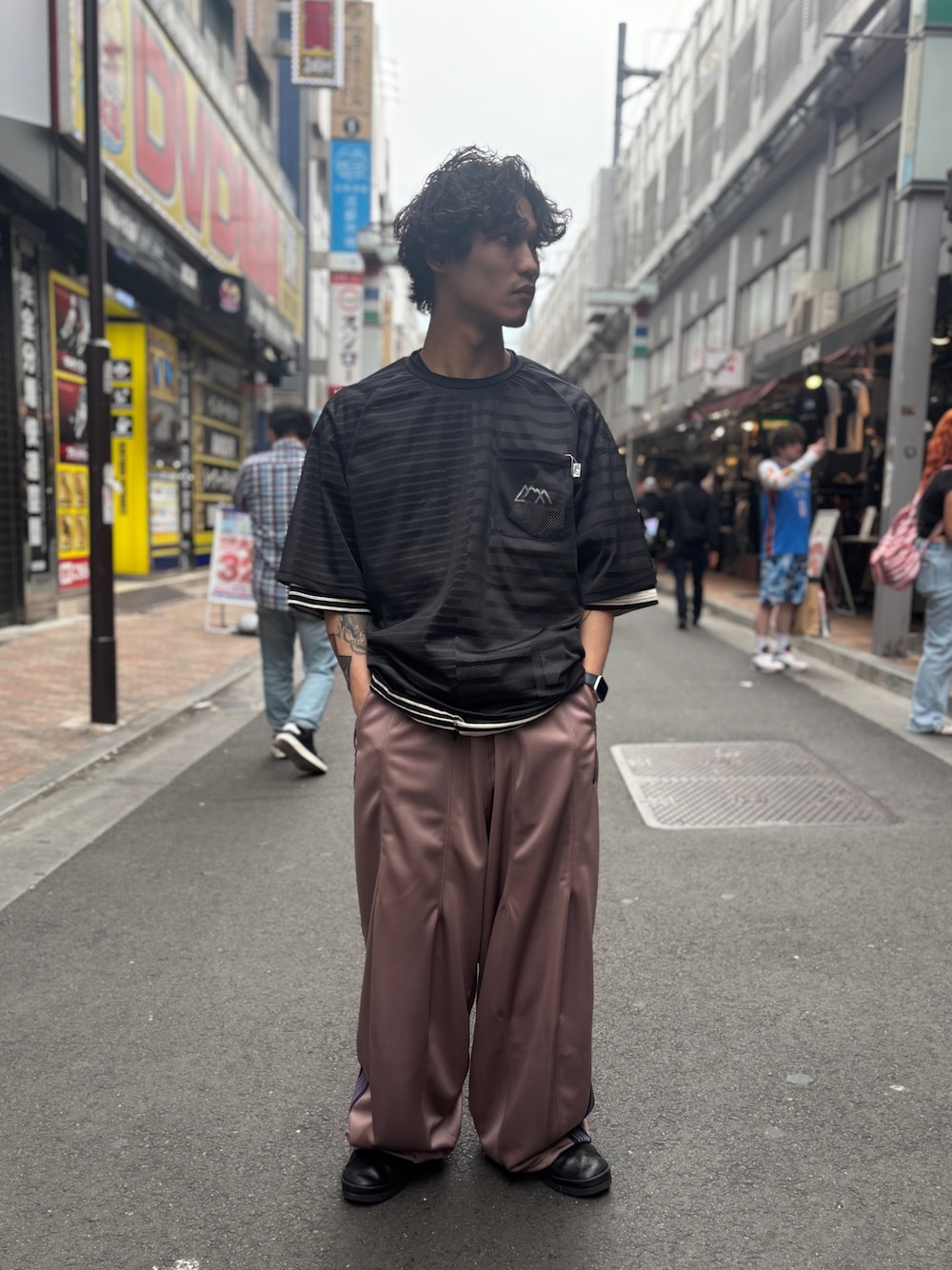 「黒Tシャツ、Tシャツ、カジュアルコーデ、オトナカジュアル、夏ファッション、Tシャツコーデ、シンプルスタイル、お出かけコーデ、アウトドア、アウトドアスタイル、低身長男子、ボーダー」｜「CMF OUTDOOR GARMENTのＢＯＲＤＥＲ　ＴＥＥ　Ｈ／Ｓ（Tシャツ/カットソー、ブラック系）」を使った、スバルさん（メンズ・165cm）の春コーディネートの1枚目の写真
