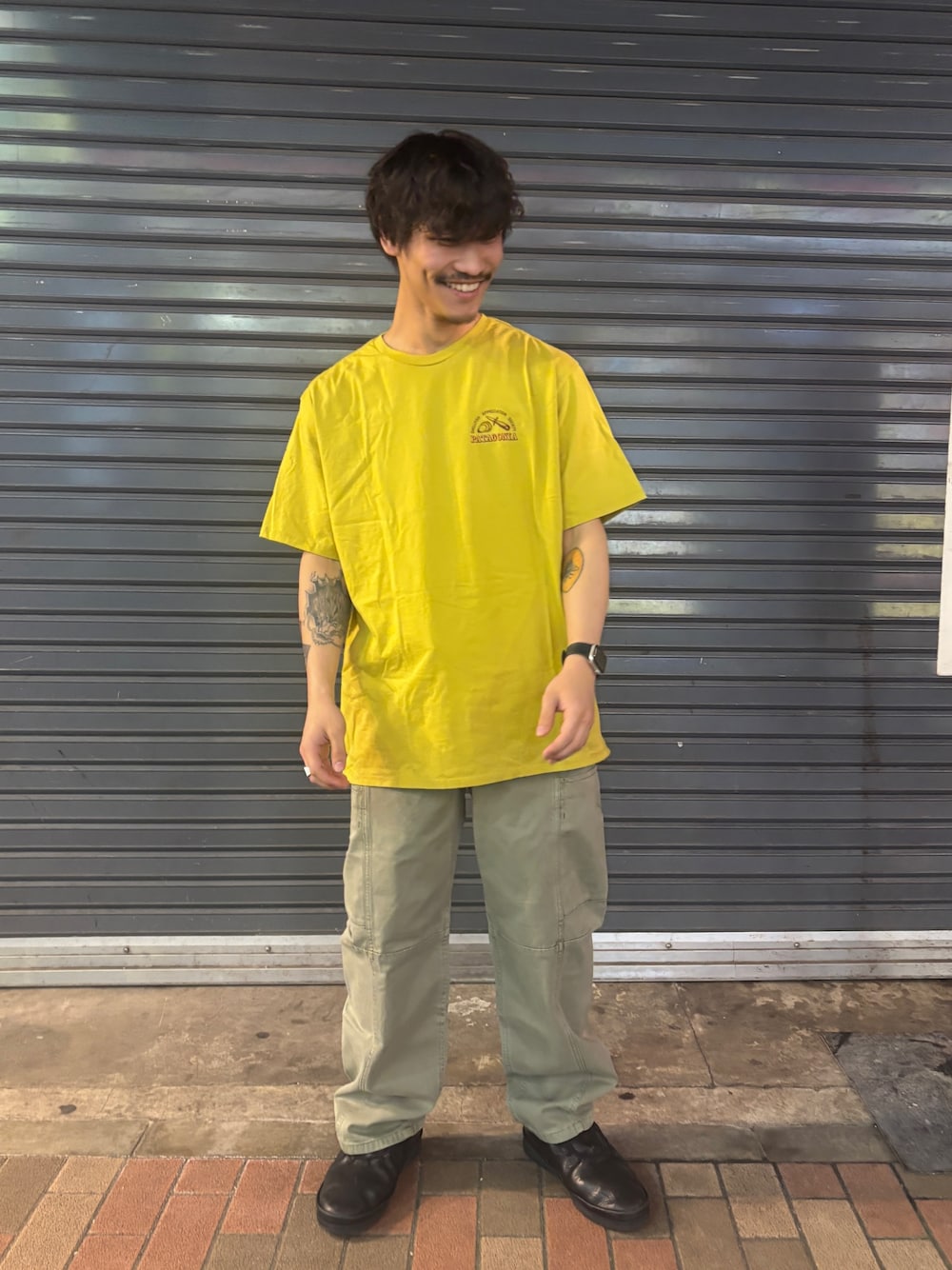 「春コーデ、大人カジュアル、休日スタイル、デートコーデ、お出かけコーデ、Tシャツ、イエロー、低身長、低身長コーデ、低身長男子」｜「GramicciのGRAMICCI/グラミチ  VOYAGER PANT  G5SM-P086（その他パンツ、その他）」を使った、スバルさん（メンズ・165cm）の春コーディネートの1枚目の写真