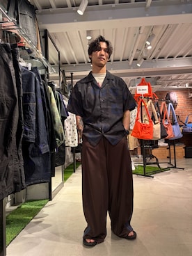 「BEAVER（ビーバー）のB omnivore/ビーオムニボー　FLOWER S/S SHIRT（シャツ/ブラウス、ブラック系）」を使った、スバルさん（メンズ・165cm）の春コーディネート