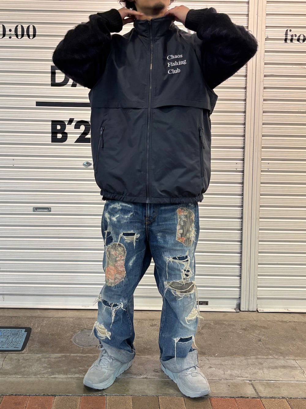 「ベスト、冬、冬服、休日コーデ、おしゃれさんと繋がりたい、シンプル、お出かけコーデ、低身長男子、低身長コーデ、最近のいい感じコーデ、ニット」｜「HOKAのHOKA ONE ONE/ホカ オネオネ  CLIFTON L SUEDE クリフトン L スエード（スニーカー、グレー系）」を使った、スバルさん（メンズ・165cm）の冬コーディネートの1枚目の写真
