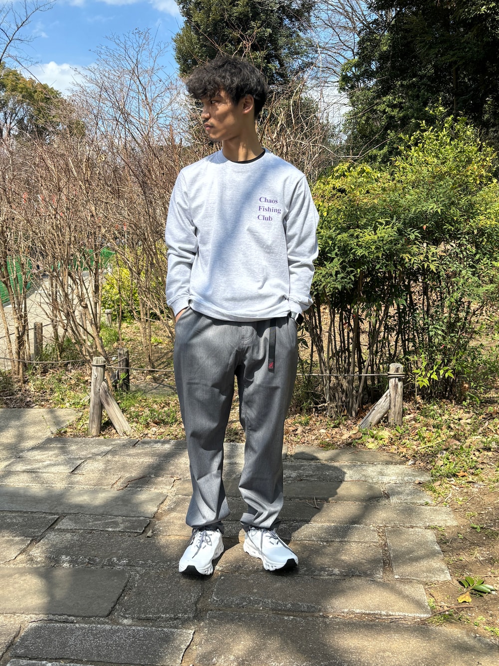 「OnのOn/オン　Cloud monster クラウドモンスター Womens（スニーカー、ホワイト系）」を使った、スバルさん（メンズ・165cm）の春コーディネートの1枚目の写真