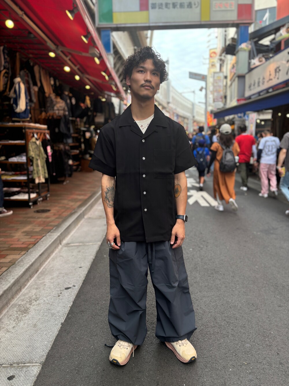 「シャツ、夏、ストリート、休日コーデ、シャツスタイル、夏コーデ、低身長、シンプルスタイル、夏服、低身長コーデ」｜「BEAVERのBAEXFATE/べクスフェイト　アイスクールサテン開襟半袖シャツ（シャツ/ブラウス、ブラック系）」を使った、スバルさん（メンズ・165cm）の夏コーディネートの1枚目の写真