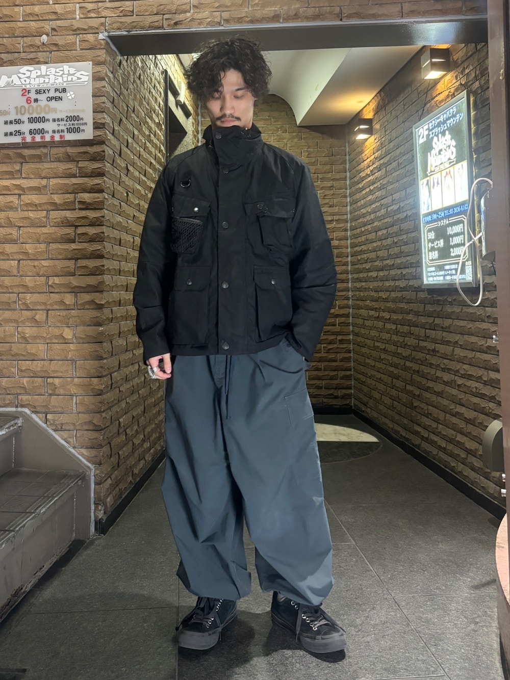 「冬コーデ、ゆるコーデ、休日スタイル、メンズコーデ、ラフコーデ、シンプルスタイル、オトナカジュアル、秋冬コーデ、ビッグシルエット、barbour、black」｜「BarbourのBarbour / バブアー  "Heritage + / ヘリテージ プラス" Modified Dryfly ワックスコットン  242MWX2337（ブルゾン、ブラック系）」を使った、スバルさん（メンズ・165cm）の冬コーディネートの1枚目の写真