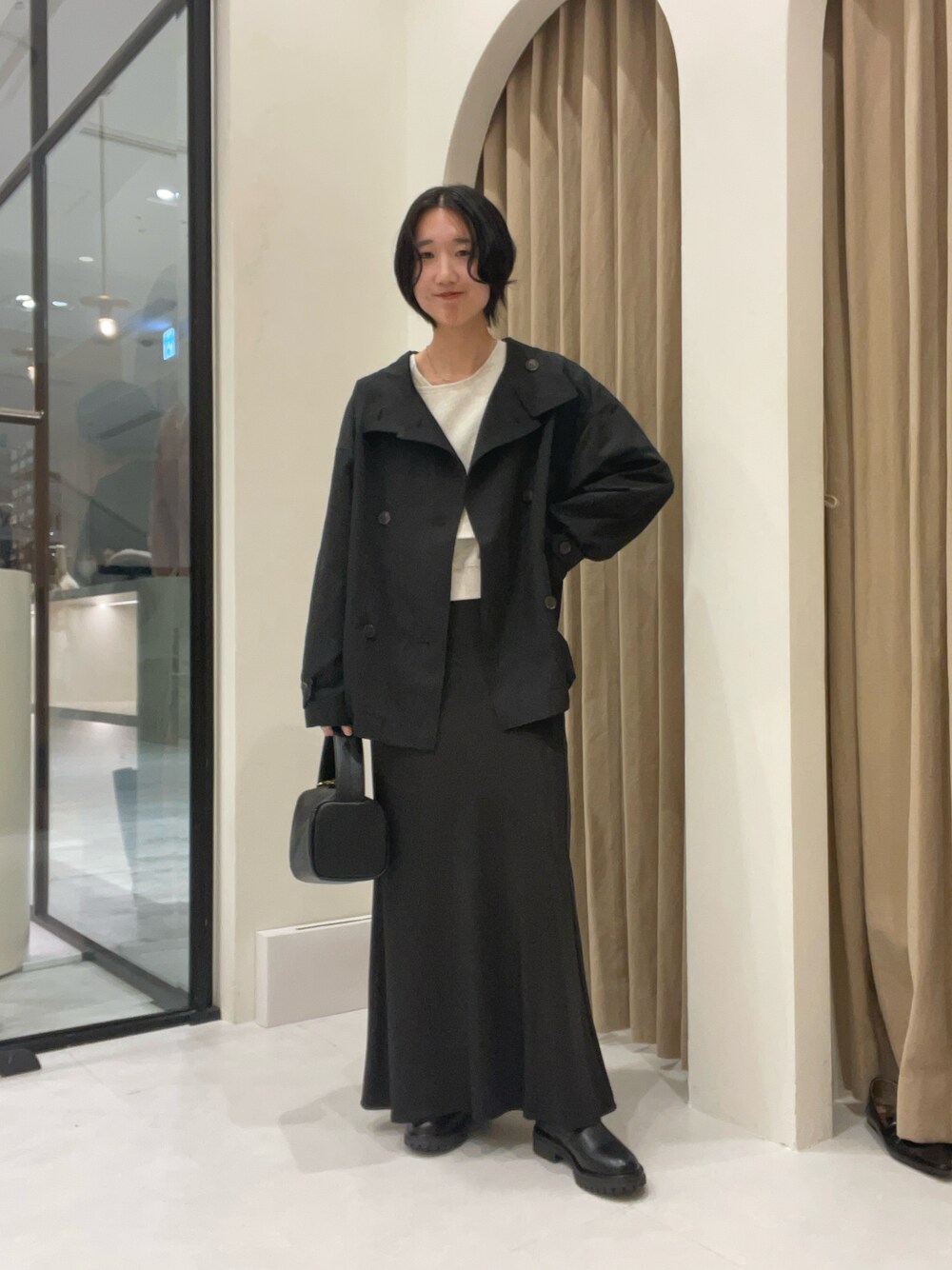 「大人かわいい、トレンチコート、ミドルコート、春コーデ、春アウター、モノトーン、サテンスカート、マキシスカート、ブラックコーデ、きれいめカジュアル」｜「CAPRICIEUX LE'MAGEの【サイズ展開あり】ミドルトレンチコート（その他アウター、ブラック系）」を使った、tasaka yunaさん（レディース・161cm）の冬コーディネートの1枚目の写真