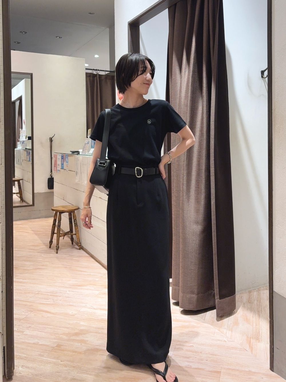 「ロゴT、休日スタイル、シンプルコーデ、きれいめカジュアル、夏コーデ、ブラックコーデ、サンダル、おでかけコーデ、シンプルカジュアル、オトナカワイイ、Tシャツコーデ、オールブラック、タイトスカート、大人カジュアル」｜「CAPRICIEUX LE'MAGEのマキシIラインスカート（スカート、ブラック系）」を使った、tasaka yunaさん（レディース・161cm）の夏コーディネートの1枚目の写真