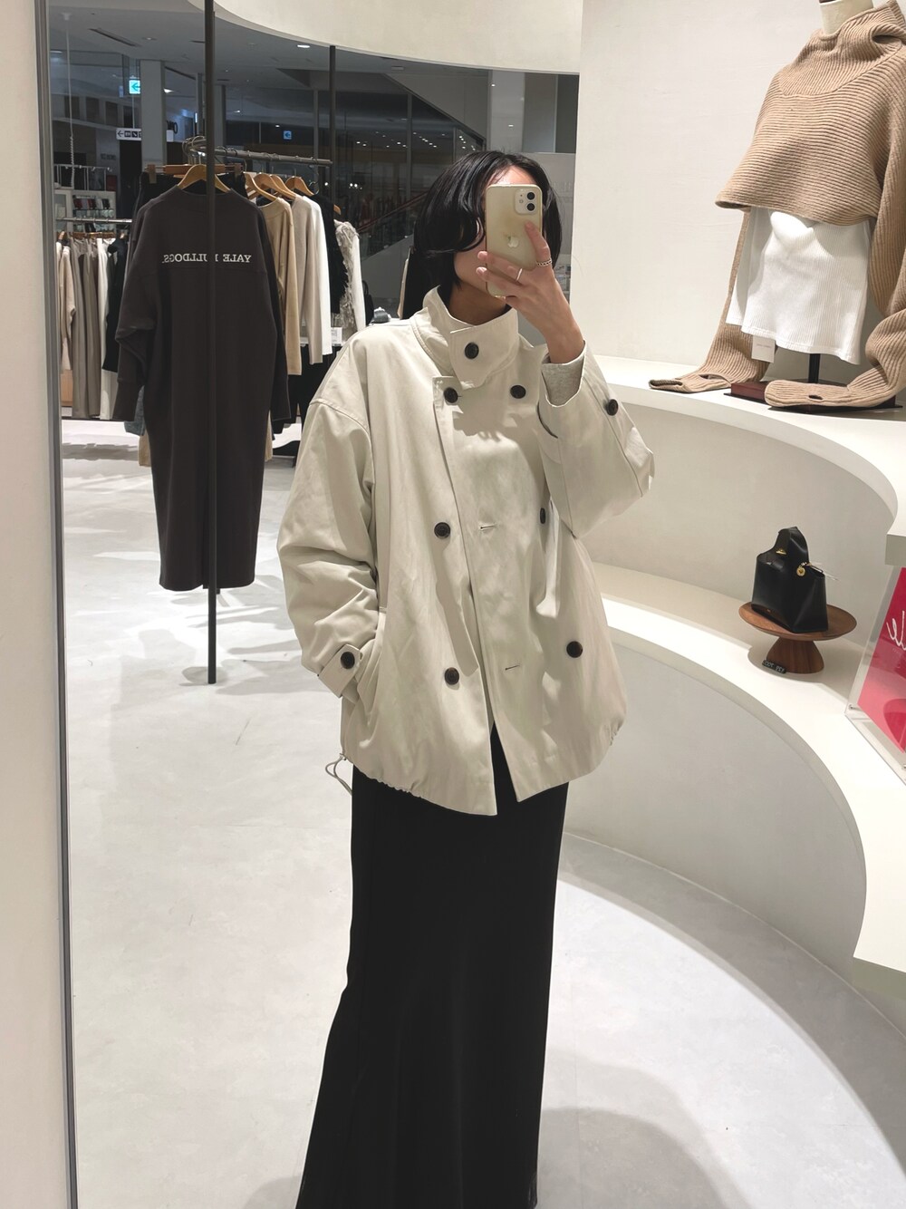 「大人かわいい、ミドルコート、トレンチコート、春コーデ、春アウター、モノトーン、ショートヘア、きれいめカジュアル」｜「CAPRICIEUX LE'MAGEの【サイズ展開あり】ミドルトレンチコート（その他アウター、ホワイト系）」を使った、tasaka yunaさん（レディース・161cm）の冬コーディネートの1枚目の写真