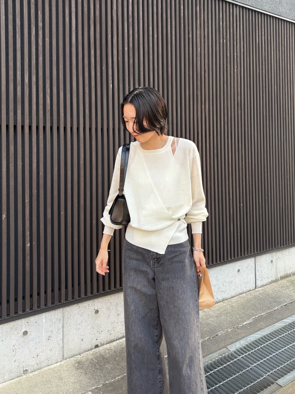 「大人カジュアル、おでかけコーデ、春服コーデ、大人女子、パンツスタイル、春服、レイヤード、カーディガン、モノトーン、モノトーンコーデ、シアーニット、ブラックデニム、デニムコーデ」｜「CAPRICIEUX LE'MAGEのタンクSETアシメカーディガン（カーディガン/ボレロ、ホワイト系）」を使った、tasaka yunaさん（レディース・161cm）の春コーディネートの1枚目の写真