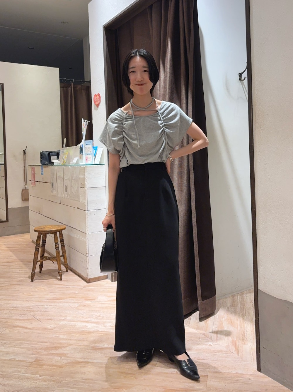 「大人女子、大人かわいい、キレイめ、モノトーン、トレンド、半袖、チョーカー、グレーコーデ、グレーTシャツ、フレンチスリーブ、タイトスカート、夏コーデ」｜「CAPRICIEUX LE'MAGEのギャザーフレンチTシャツ（Tシャツ/カットソー、グレー系）」を使った、tasaka yunaさん（レディース・161cm）の春コーディネートの1枚目の写真