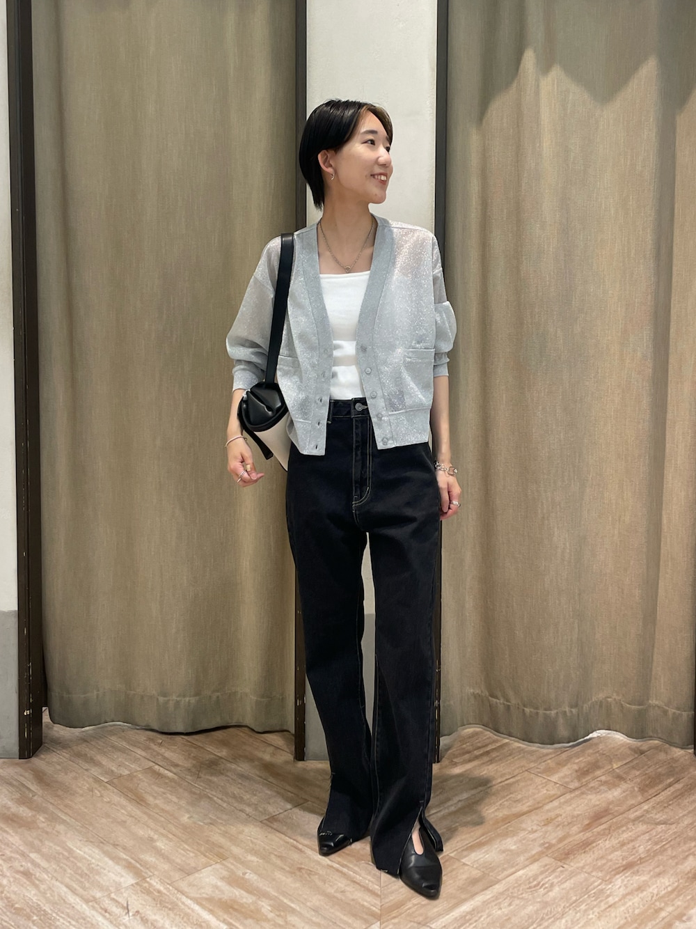 「春、大人かわいい、ラクチンコーデ、おでかけコーデ、ラメ、カーティガン、シアートップス、デニムオンデニム、デニムパンツ、ストレートデニム、ブラックデニム、シルバー、スリットデニム」｜「CAPRICIEUX LE'MAGEの裾スリットスリムストレートデニム（デニムパンツ、ブラック系）」を使った、tasaka yunaさん（レディース・161cm）の春コーディネートの1枚目の写真