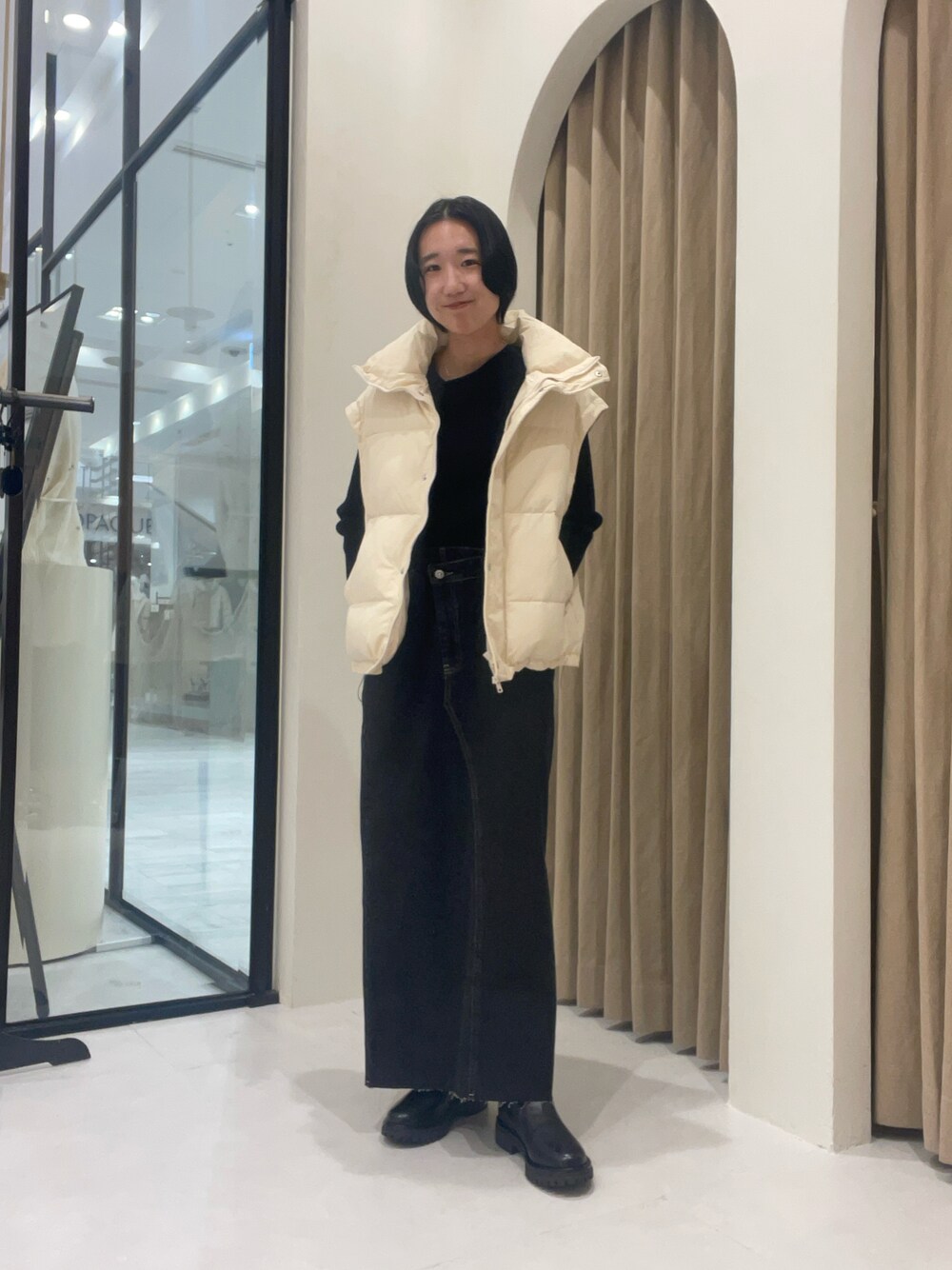 「オトナカジュアル、秋冬コーデ、冬服、大人女子、デニムスカート、ブーツ、中綿アウター、ベスト、モノトーン、ミドルコート」｜「CAPRICIEUX LE'MAGEの【サイズ展開あり】2WAY中綿ミドルコート（その他アウター、ベージュ系）」を使った、tasaka yunaさん（レディース・161cm）の冬コーディネートの1枚目の写真