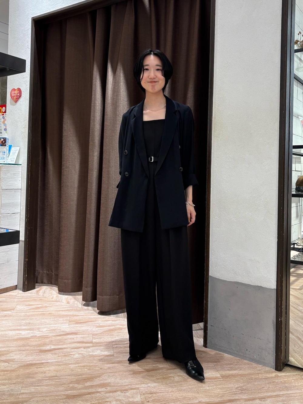 「ジャケット、テーラードジャケット、春コーデ、春めき満開コーデ、パンツスタイル、初春コーデ、春服、ジャケットコーデ、キレイめ、キレイめコーデ、オールブラック、モノトーン、シアートップス、シアージャケット、ロンパース」｜「CAPRICIEUX LE'MAGEのライトテーラージャケット（テーラードジャケット、ブラック系）」を使った、tasaka yunaさん（レディース・161cm）の春コーディネートの1枚目の写真