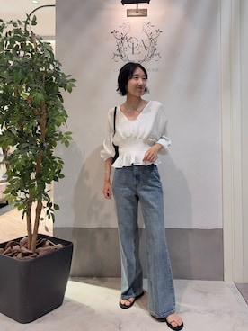 ウエストマークVネックブラウスを使った人気ファッション