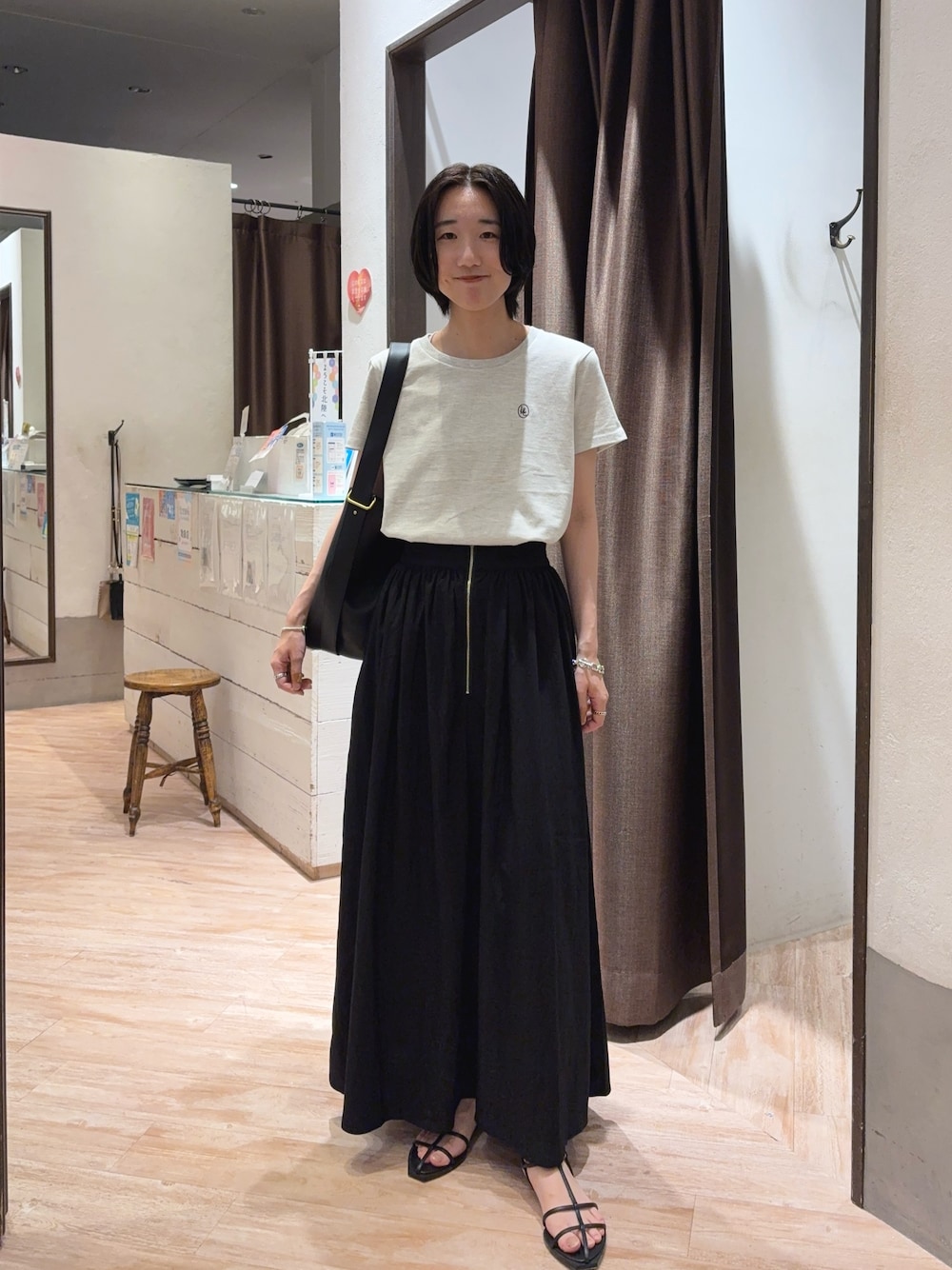 「ショルダーバッグ、モノトーン、サンダル、シンプルスタイル、夏ファッション、カジュアルスタイル、大人可愛い、春夏コーデ、グレーコーデ、グレーTシャツ、フレアスカート、きれいめカジュアル、大人カジュアル、夏コーデ」｜「CAPRICIEUX LE'MAGEの【サイズ展開あり】1ポイントTシャツ（Tシャツ/カットソー、グレー系）」を使った、tasaka yunaさん（レディース・161cm）の春コーディネートの1枚目の写真