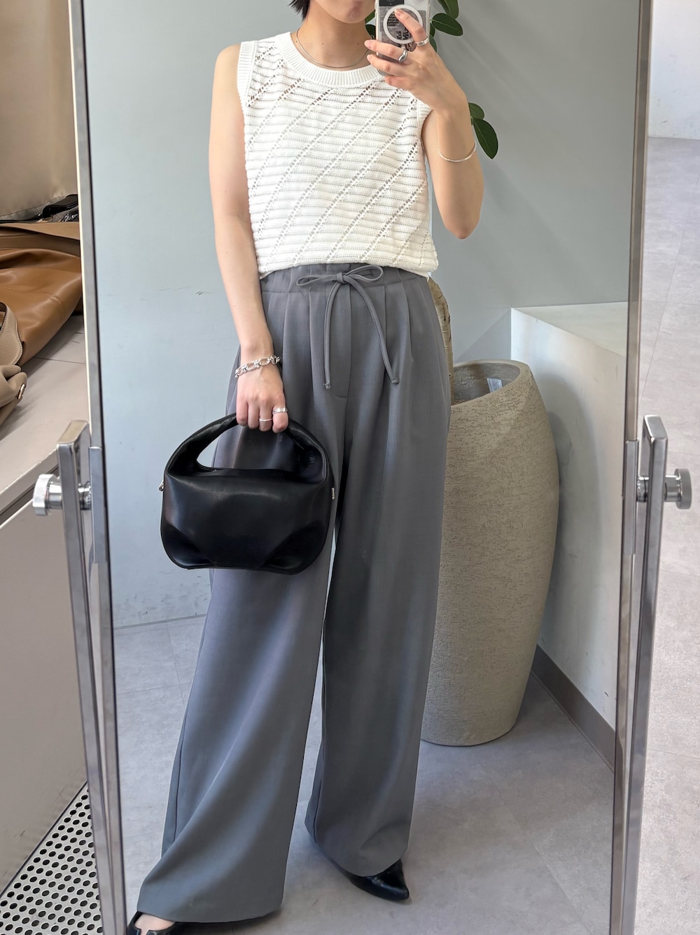「大人カジュアル、大人女子、ラクチンコーデ、大人かわいい、リラックススタイル、トレンド、ニットタンク、タンクトップ、夏コーデ、グレーコーデ、グレーパンツ、きれいめカジュアル」｜「CAPRICIEUX LE'MAGEのラインシアーニットタンク（ニット/セーター、ホワイト系）」を使った、tasaka yunaさん（レディース・161cm）の春コーディネートの1枚目の写真