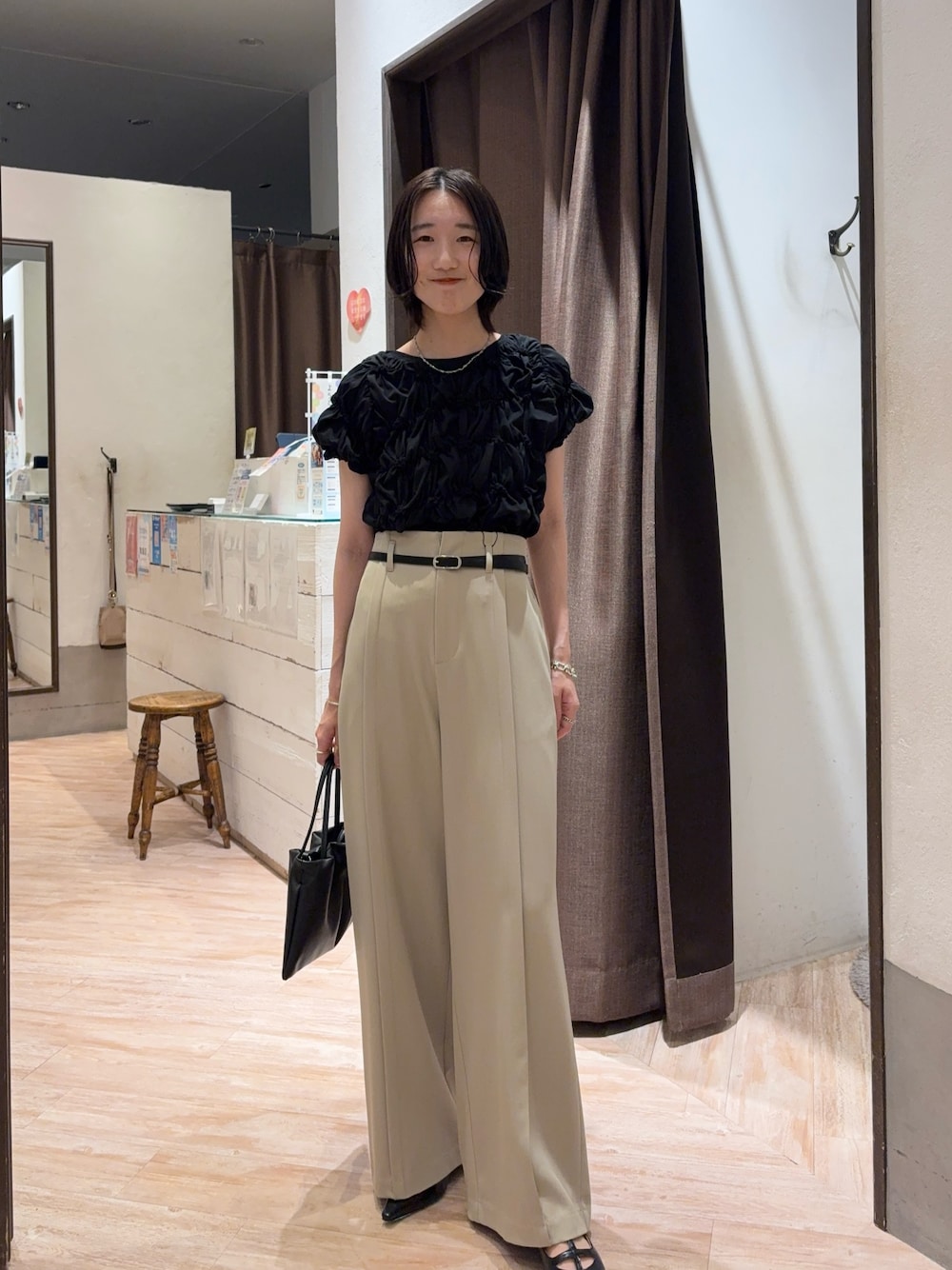 「夏コーデ、サンダル、大人可愛い、夏、Tシャツ/カットソー、Tシャツ、Tシャツコーデ、ストレートパンツ、ベージュパンツ、ベージュ×ブラック、ベルト付き、ベルト」｜「CAPRICIEUX LE'MAGEの【WEB限定カラー/ブラウン登場！】シャーリングホイップTシャツ（Tシャツ/カットソー、ブラック系）」を使った、tasaka yunaさん（レディース・161cm）の夏コーディネートの1枚目の写真